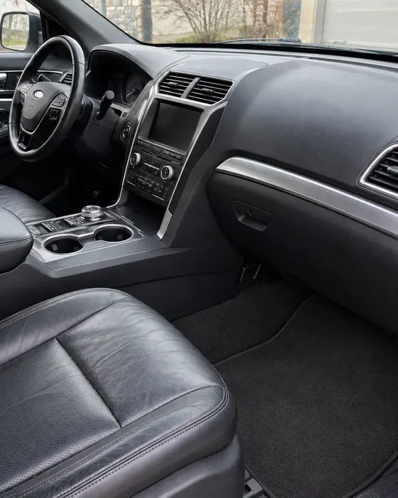 Illustration: the same seat and floor mat after the Reset, clean