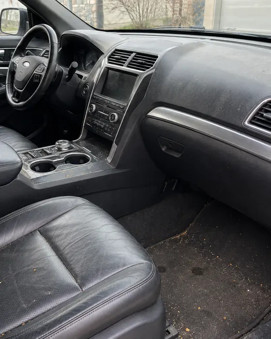Illustration: front seat and floor mat of a family SUV with crumbs and dirt, before the Reset