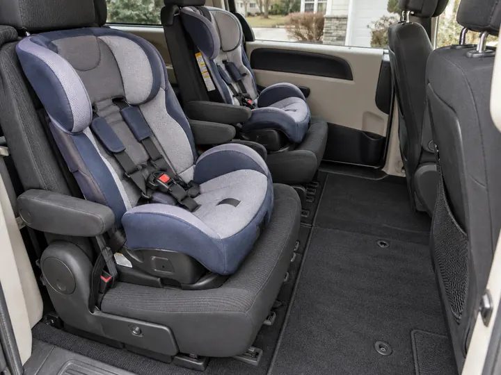 Illustration: the same back row and car seat after the Reset, the floor clean